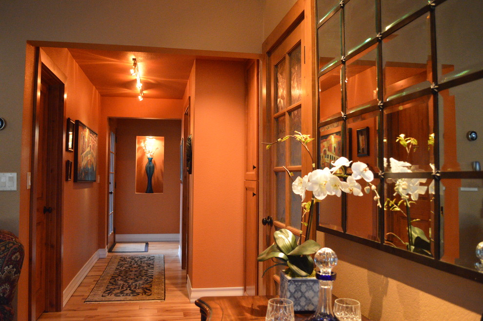 На фото: маленький коридор в стиле неоклассика (современная классика) с оранжевыми стенами, светлым паркетным полом и оранжевым полом для на участке и в саду с