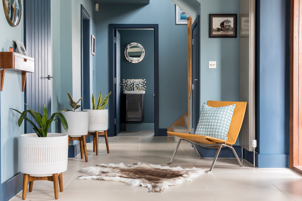 Источник вдохновения для домашнего уюта: коридор среднего размера в стиле неоклассика (современная классика) с синими стенами и бежевым полом