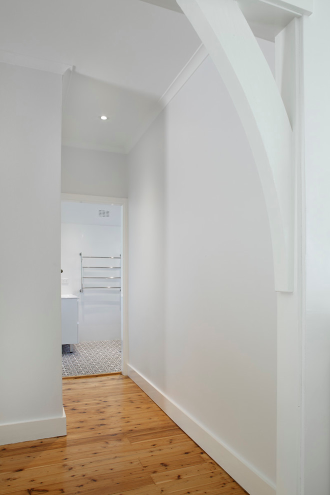 Источник вдохновения для домашнего уюта: большой коридор в стиле неоклассика (современная классика) с полом из бамбука