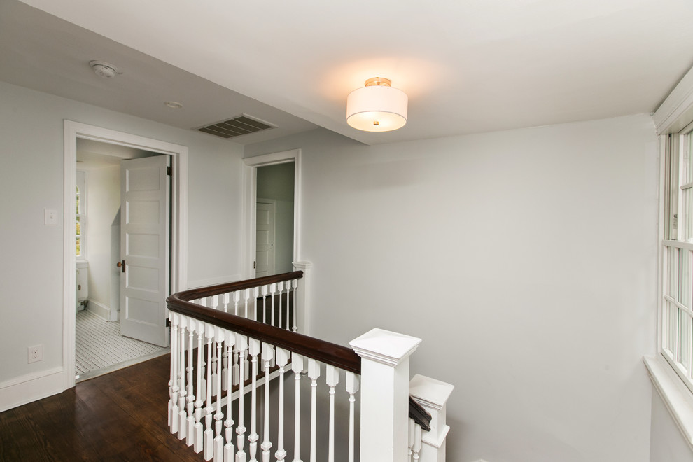 На фото: коридор среднего размера в классическом стиле с серыми стенами, паркетным полом среднего тона и коричневым полом с