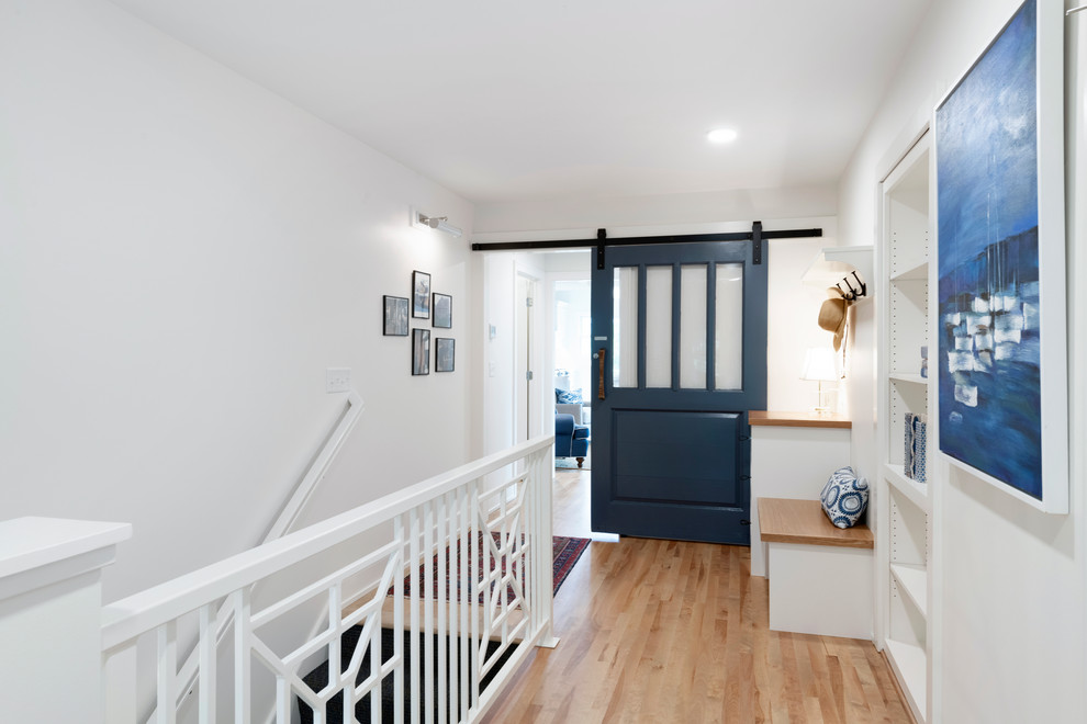 Источник вдохновения для домашнего уюта: маленький коридор в классическом стиле с белыми стенами, светлым паркетным полом и коричневым полом для на участке и в саду