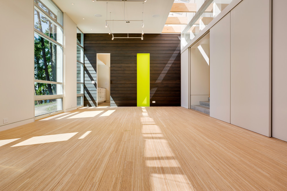 На фото: маленький коридор в стиле модернизм с белыми стенами и полом из бамбука для на участке и в саду с