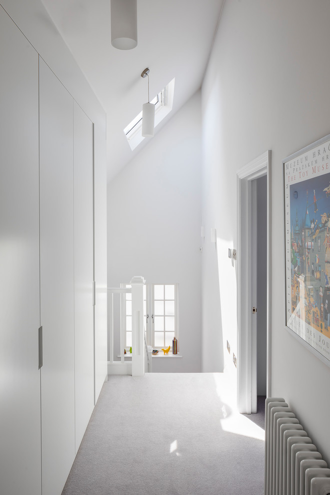 Идея дизайна: узкий коридор среднего размера в стиле модернизм с серыми стенами, ковровым покрытием, серым полом и сводчатым потолком