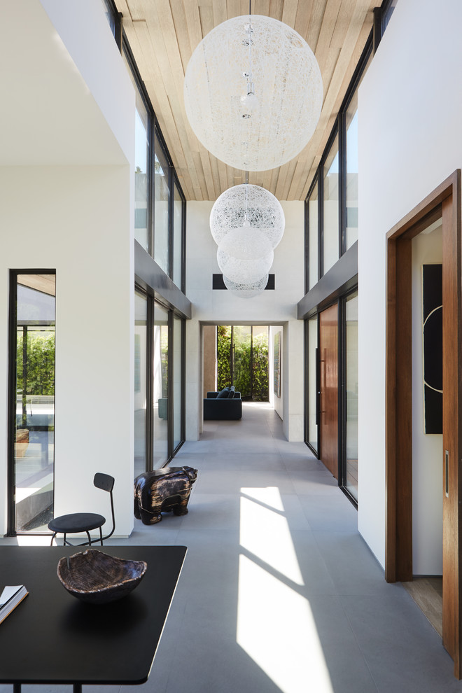 Идея дизайна: коридор: освещение в стиле модернизм с белыми стенами и серым полом