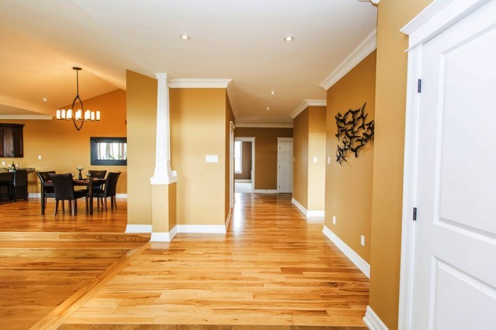 На фото: коридор в классическом стиле с коричневыми стенами и светлым паркетным полом с