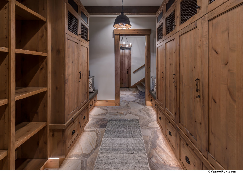 Идея дизайна: коридор в современном стиле с бежевыми стенами, полом из сланца, серым полом и деревянным потолком