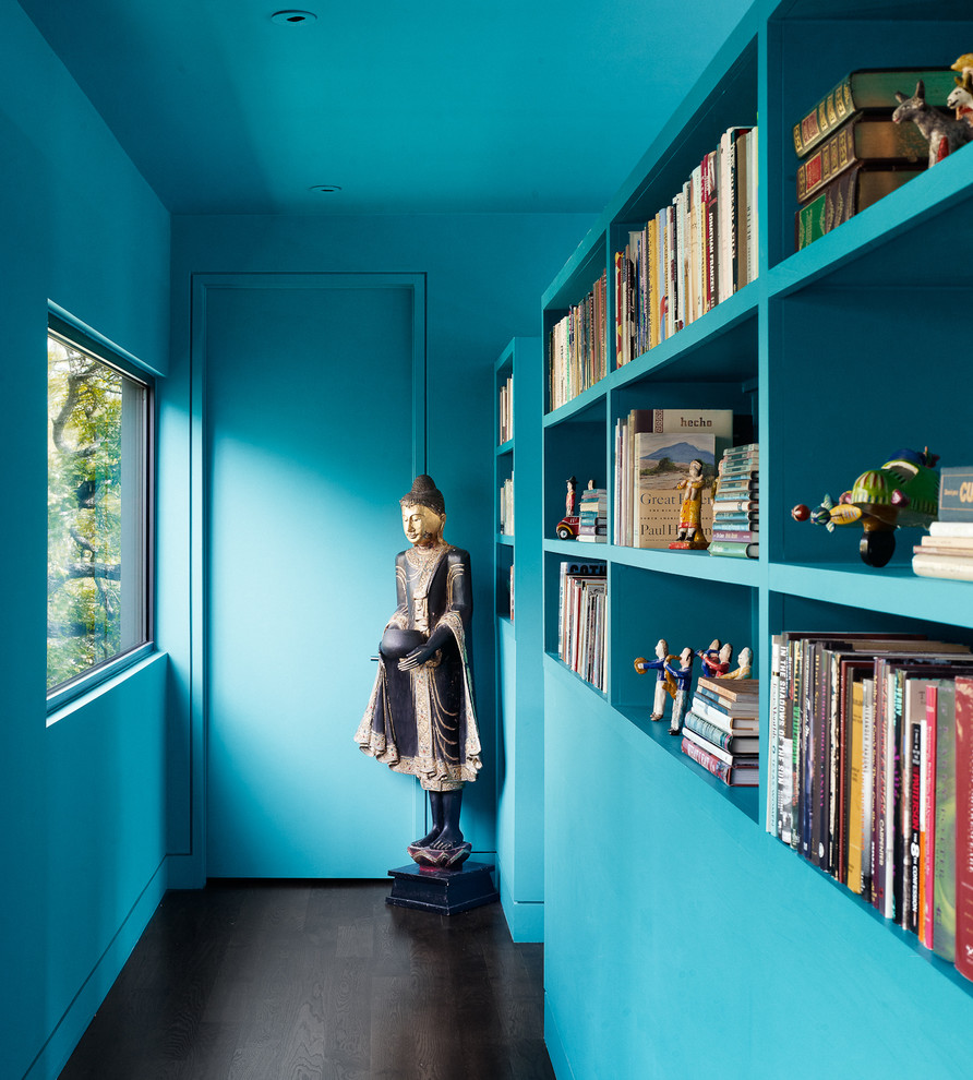 Foto på en funkis hall, med blå väggar, mörkt trägolv och svart golv
