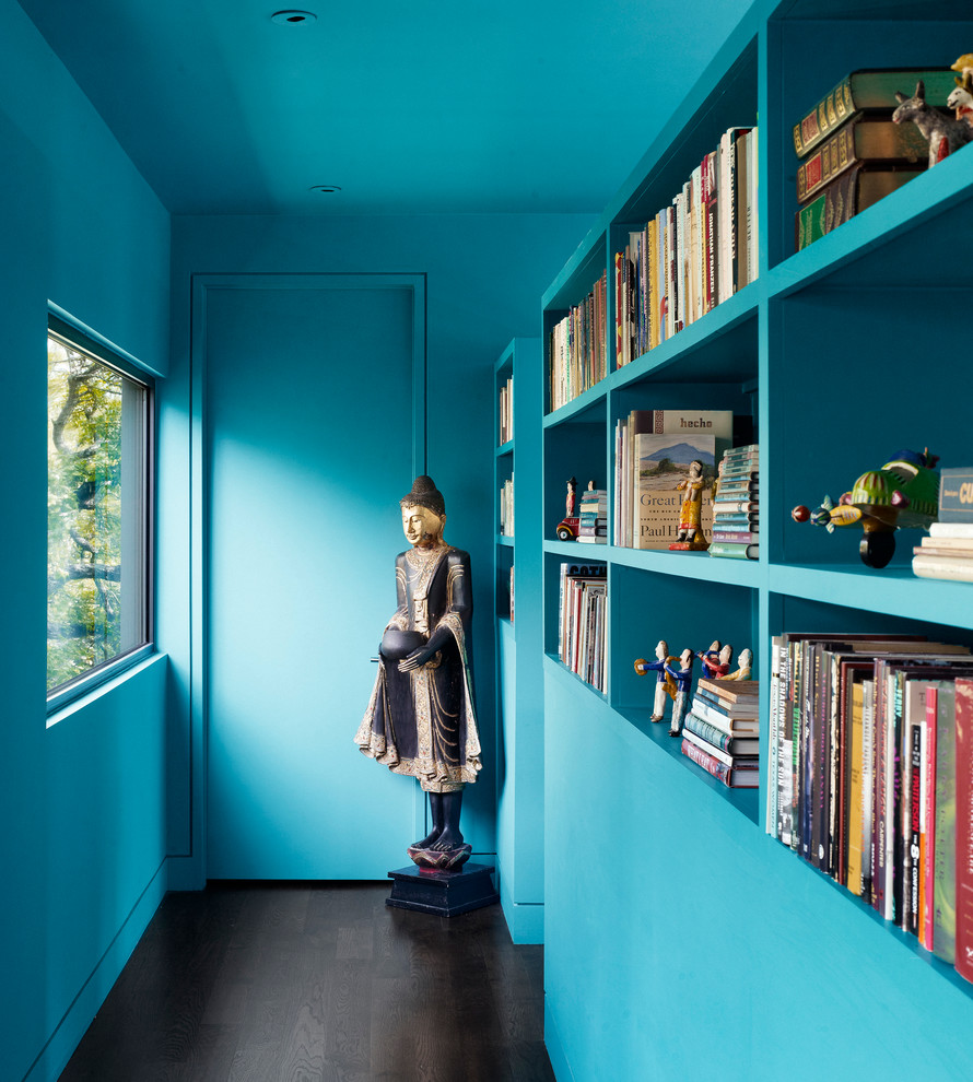Стильный дизайн: коридор в современном стиле с синими стенами и темным паркетным полом - последний тренд