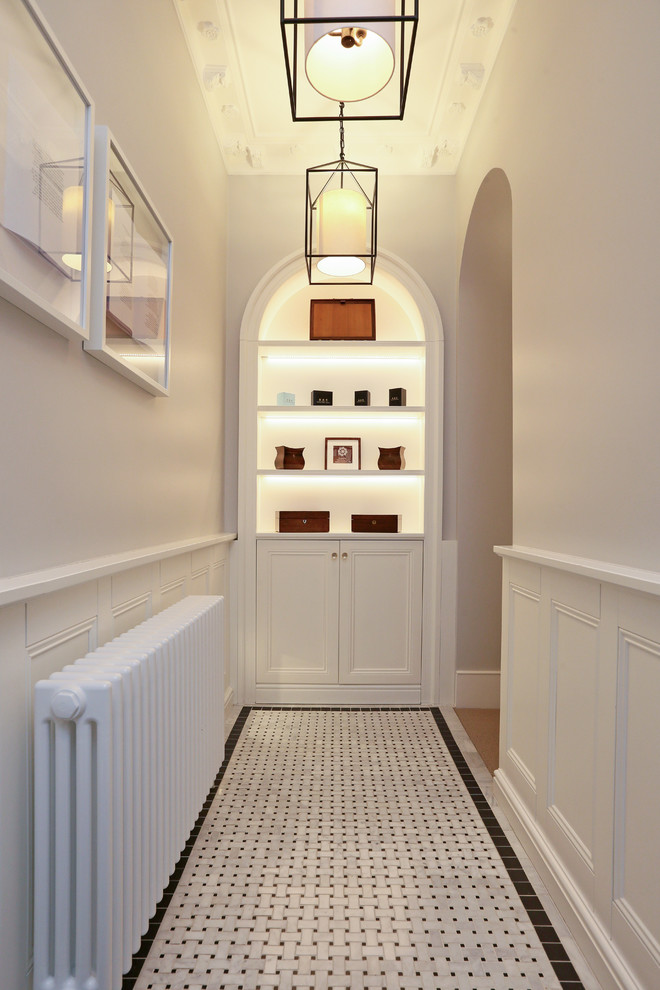 Exemple d'un grand couloir chic avec un sol en carrelage de céramique et un sol multicolore.