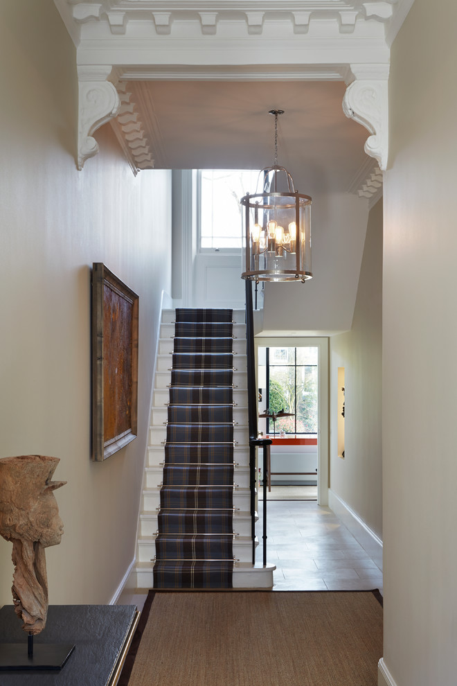 Источник вдохновения для домашнего уюта: большой коридор в стиле модернизм с серыми стенами и полом из известняка