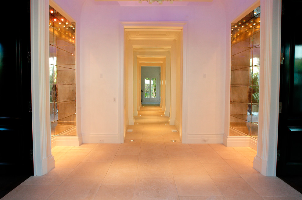 Foto di un ampio ingresso o corridoio chic con pareti beige e pavimento in pietra calcarea