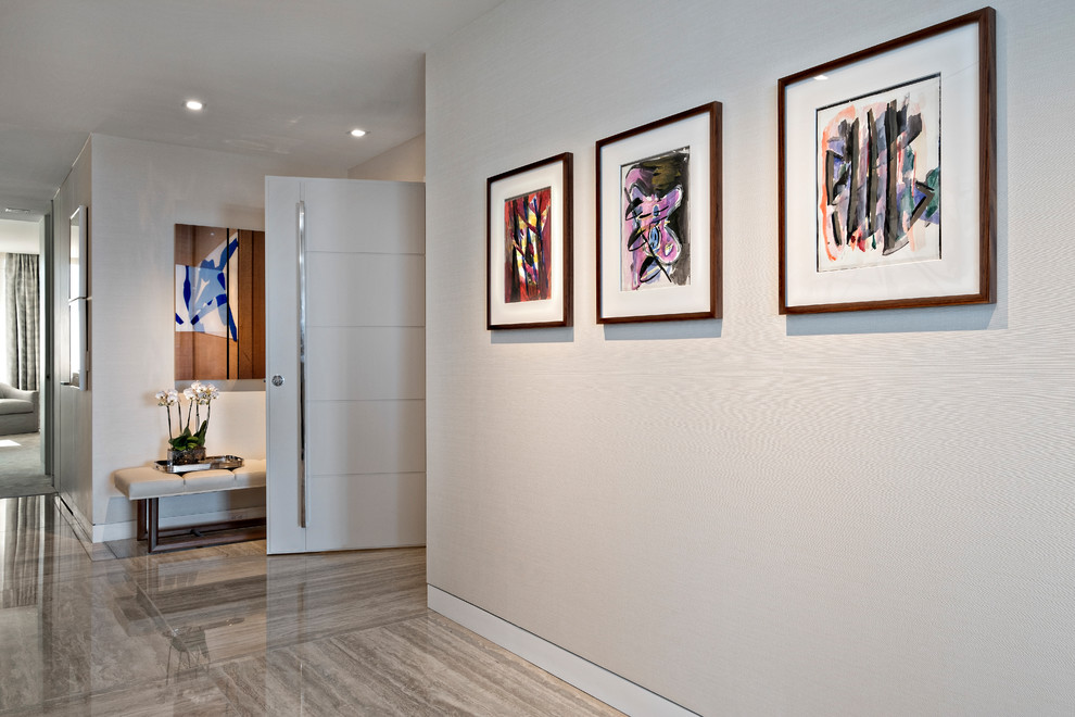 Источник вдохновения для домашнего уюта: коридор среднего размера в современном стиле с серыми стенами и коричневым полом