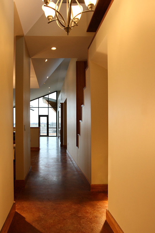 Идея дизайна: большой коридор в стиле модернизм с коричневыми стенами и полом из керамогранита