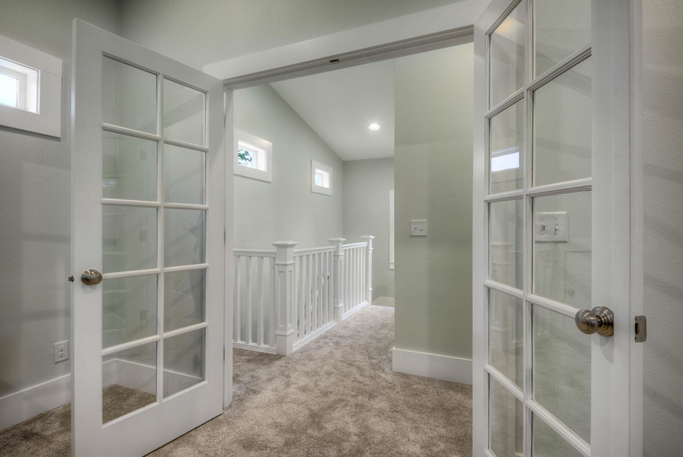 Источник вдохновения для домашнего уюта: коридор среднего размера в современном стиле с серыми стенами и ковровым покрытием