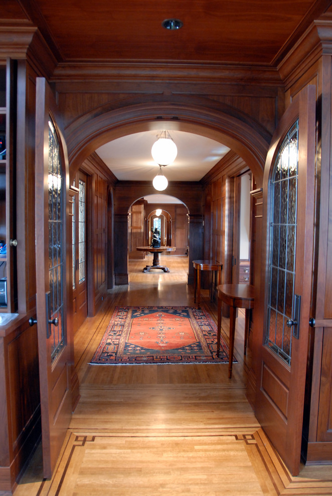 Идея дизайна: коридор в классическом стиле с коричневыми стенами и светлым паркетным полом