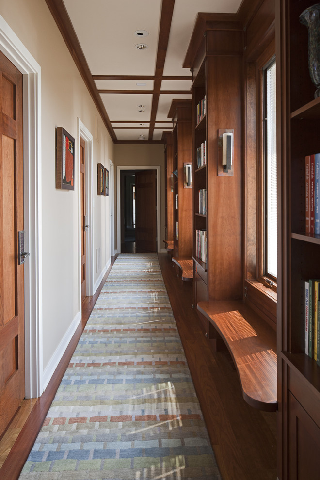 Imagen de recibidores y pasillos bohemios con paredes beige y suelo de madera en tonos medios