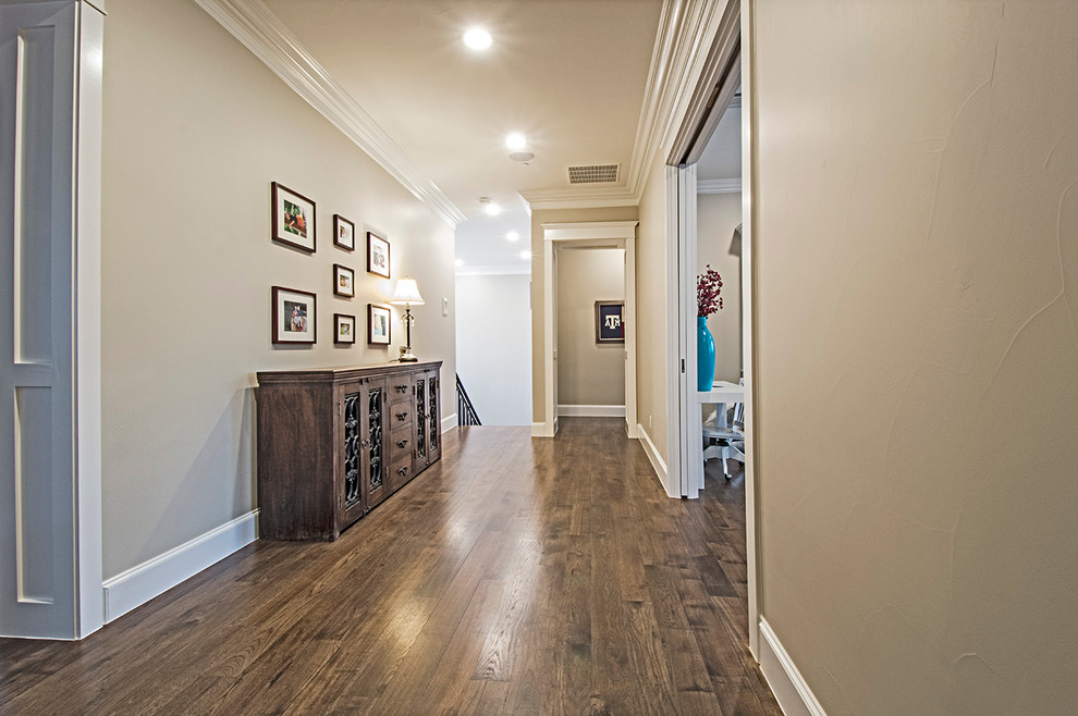 Стильный дизайн: коридор среднего размера в стиле неоклассика (современная классика) с серыми стенами и паркетным полом среднего тона - последний тренд