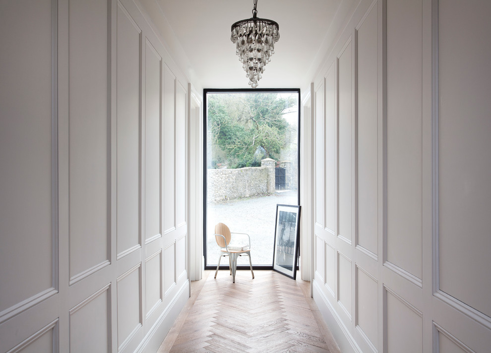 Источник вдохновения для домашнего уюта: коридор среднего размера в стиле неоклассика (современная классика) с белыми стенами и светлым паркетным полом