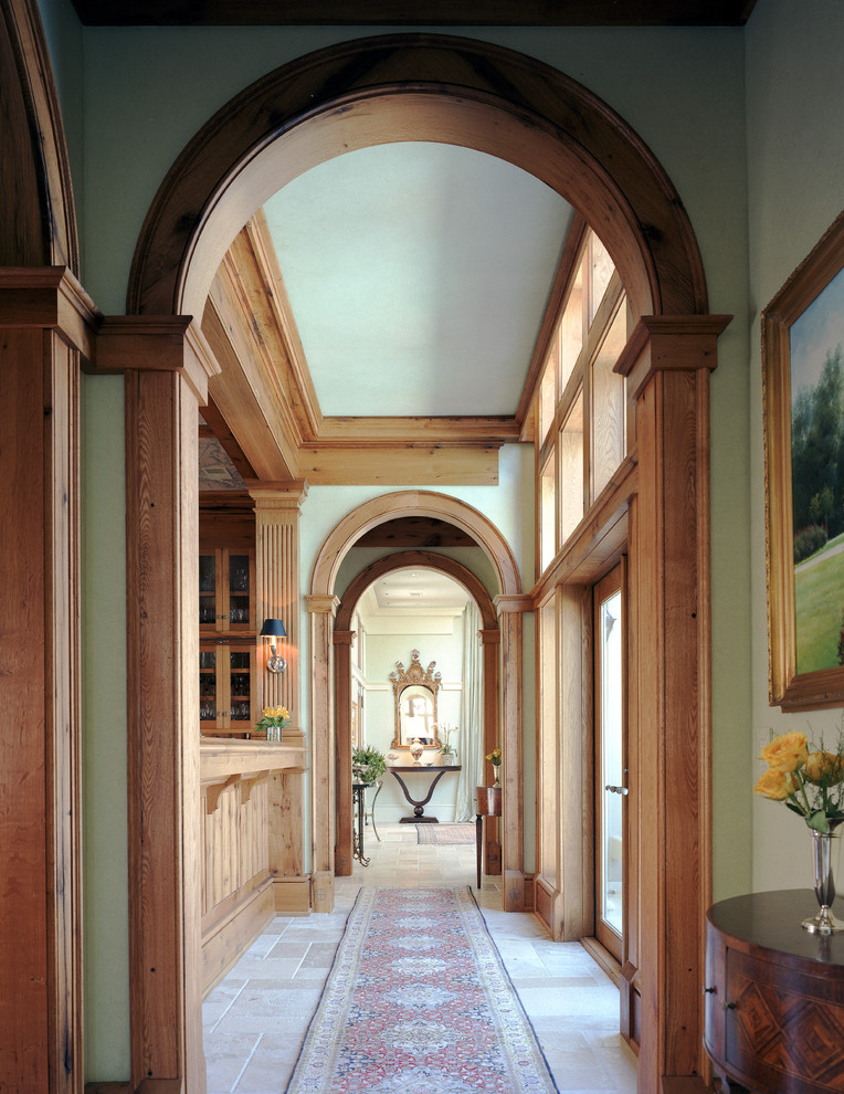 Foto di un ingresso o corridoio chic di medie dimensioni con pareti verdi e pavimento in pietra calcarea