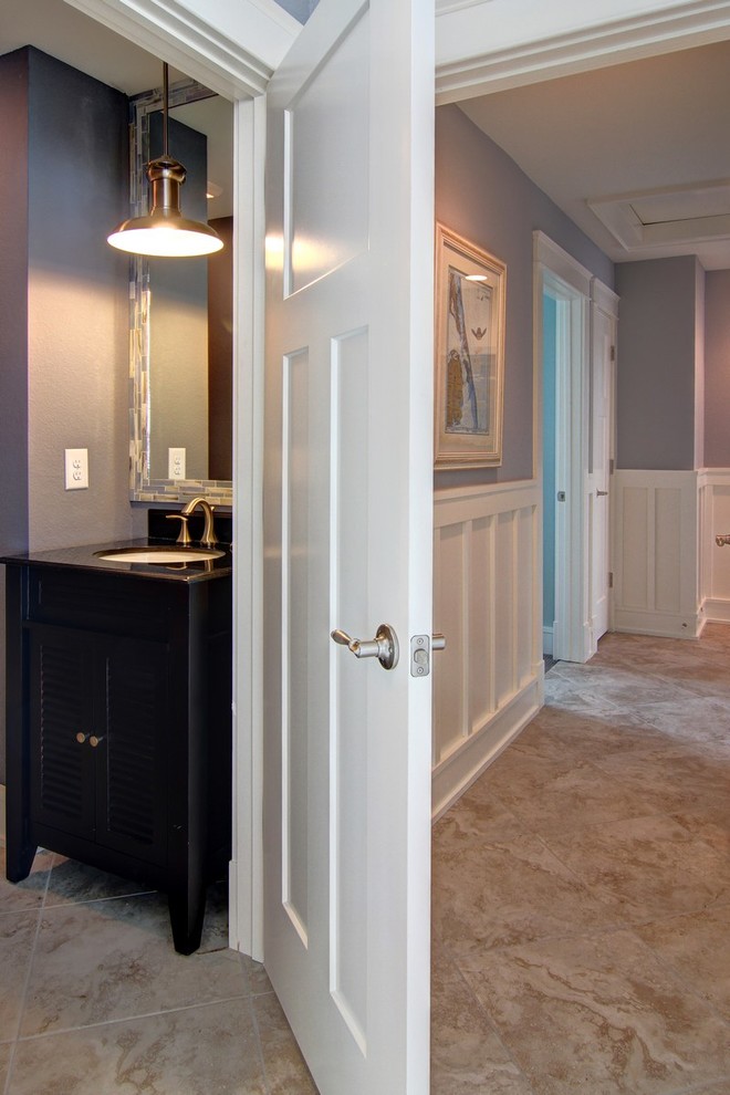 Источник вдохновения для домашнего уюта: коридор среднего размера в морском стиле с серыми стенами и полом из керамической плитки