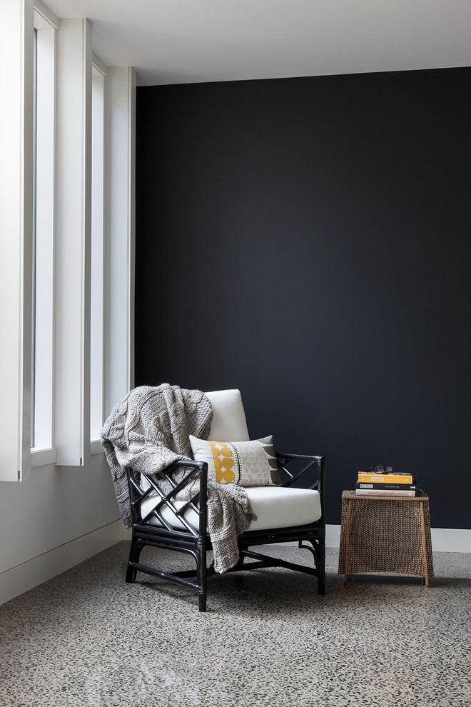 Idée de décoration pour un couloir minimaliste de taille moyenne avec un mur noir et sol en béton ciré.