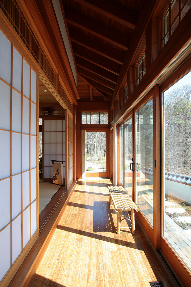 Diseño de recibidores y pasillos de estilo zen con suelo de madera en tonos medios