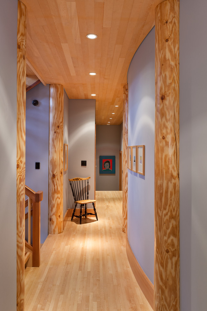 На фото: коридор среднего размера в стиле модернизм с серыми стенами, светлым паркетным полом и коричневым полом
