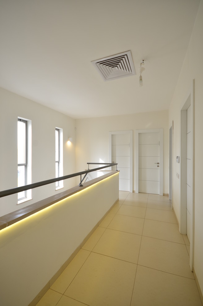 Пример оригинального дизайна: коридор в современном стиле с белыми стенами