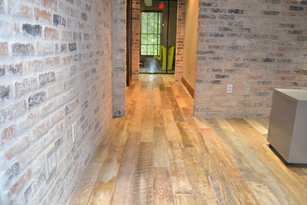 Mittelgroßer Uriger Flur mit bunten Wänden und hellem Holzboden in Austin