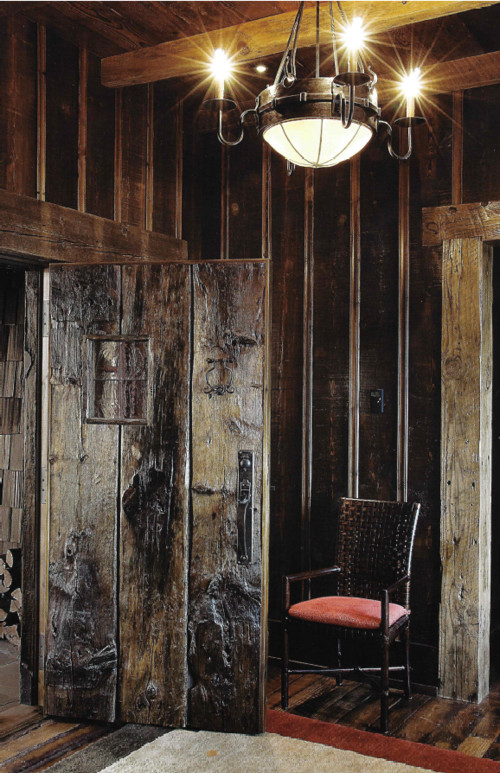 Источник вдохновения для домашнего уюта: коридор среднего размера в стиле рустика с коричневыми стенами и темным паркетным полом