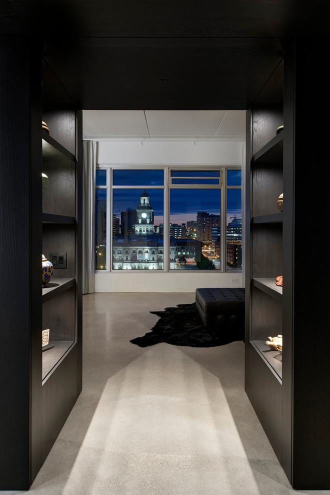 Идея дизайна: коридор среднего размера в стиле модернизм с черными стенами, бетонным полом и серым полом