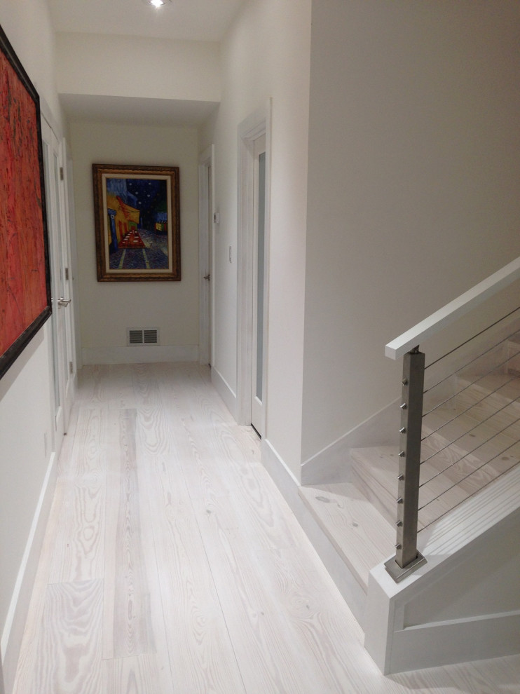 Idee per un ingresso o corridoio shabby-chic style con pavimento bianco