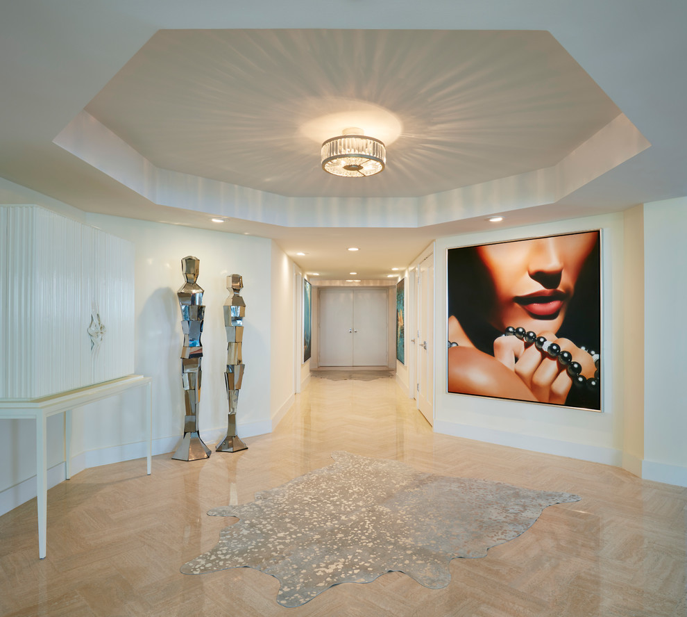 Свежая идея для дизайна: коридор в стиле неоклассика (современная классика) с полом из травертина - отличное фото интерьера