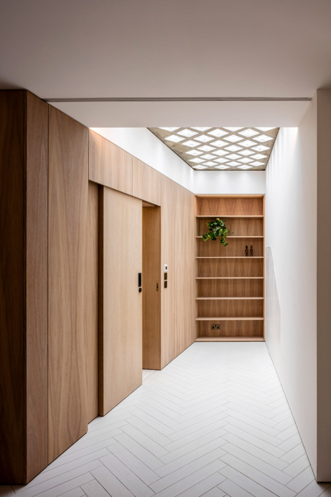 Idee per un grande ingresso o corridoio minimal con pareti bianche e pavimento bianco