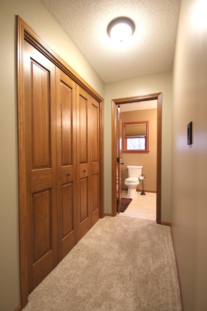Inspiration pour un couloir traditionnel de taille moyenne avec moquette et un mur beige.