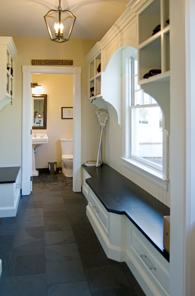 Ejemplo de recibidores y pasillos tradicionales de tamaño medio con paredes beige y suelo de baldosas de porcelana