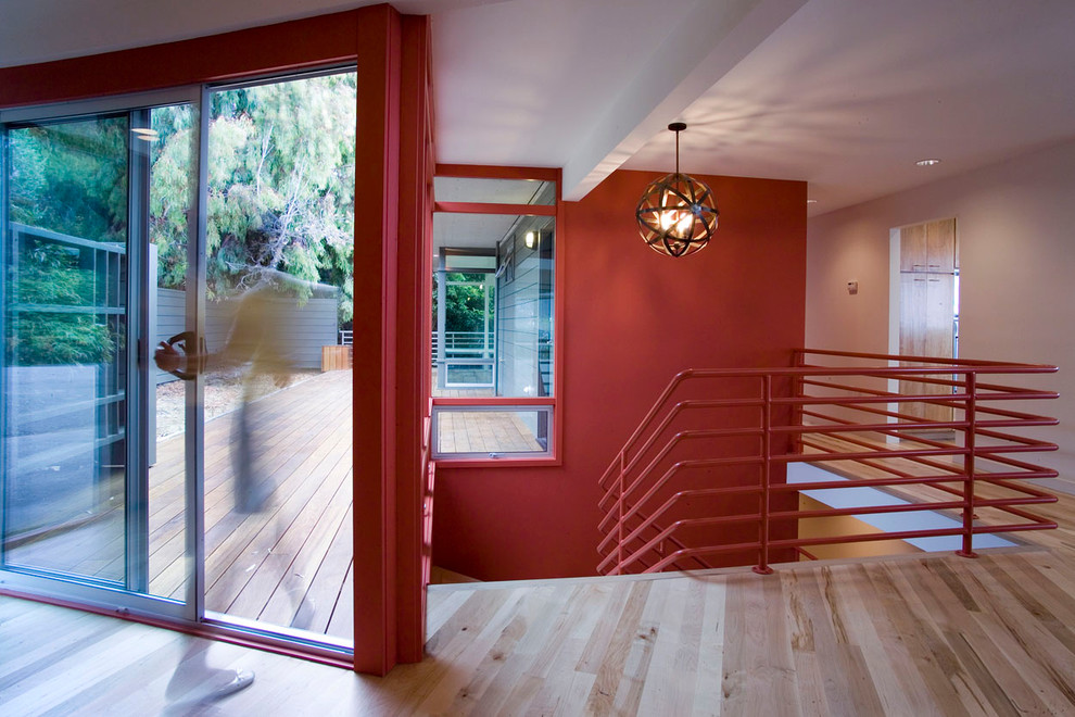 Moderner Flur mit roter Wandfarbe und hellem Holzboden in San Francisco