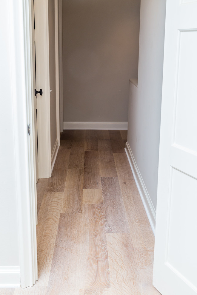 Aménagement d'un petit couloir classique avec un mur beige, parquet clair et un sol beige.