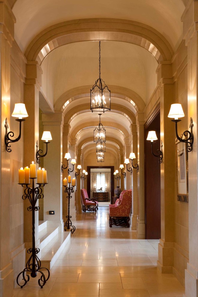 На фото: коридор: освещение в классическом стиле с бежевыми стенами с