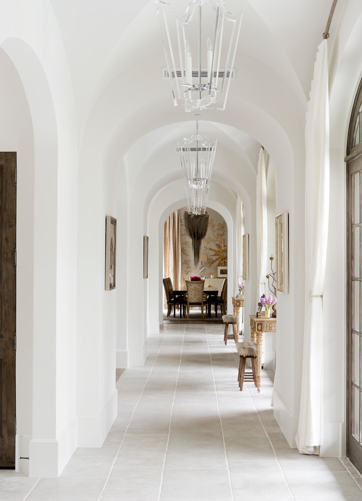 Ispirazione per un ingresso o corridoio tradizionale con pareti bianche
