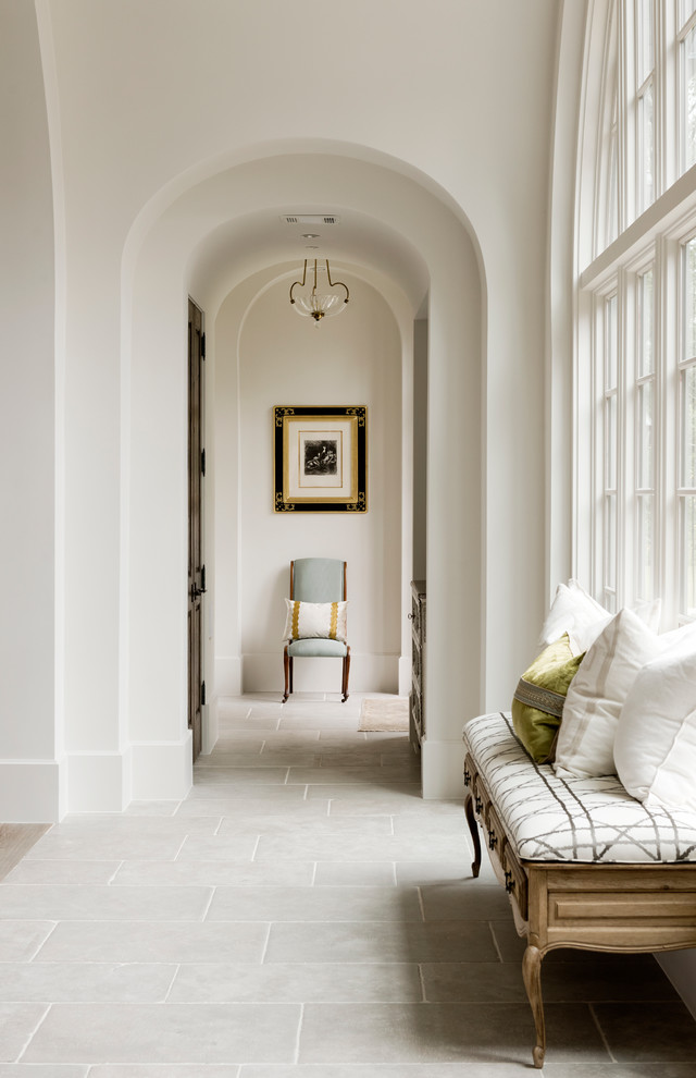 Идея дизайна: коридор в стиле неоклассика (современная классика) с белыми стенами и серым полом