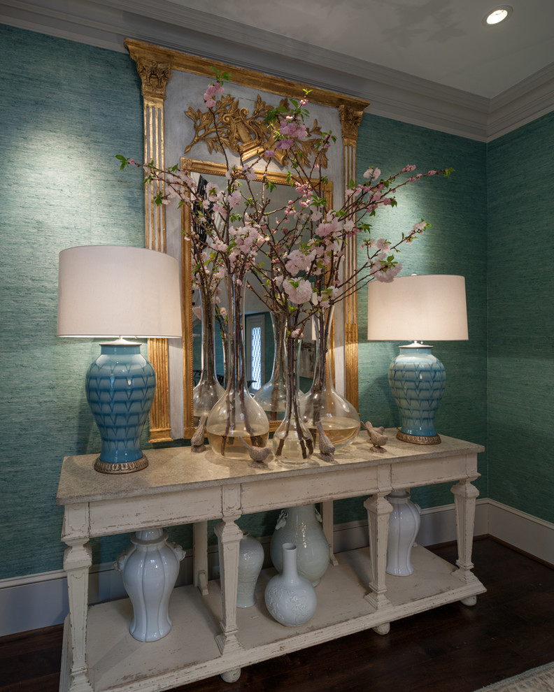 Источник вдохновения для домашнего уюта: коридор среднего размера: освещение в классическом стиле с синими стенами и темным паркетным полом