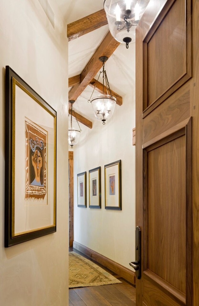 Esempio di un grande ingresso o corridoio american style con pareti bianche, pavimento in legno massello medio e pavimento marrone