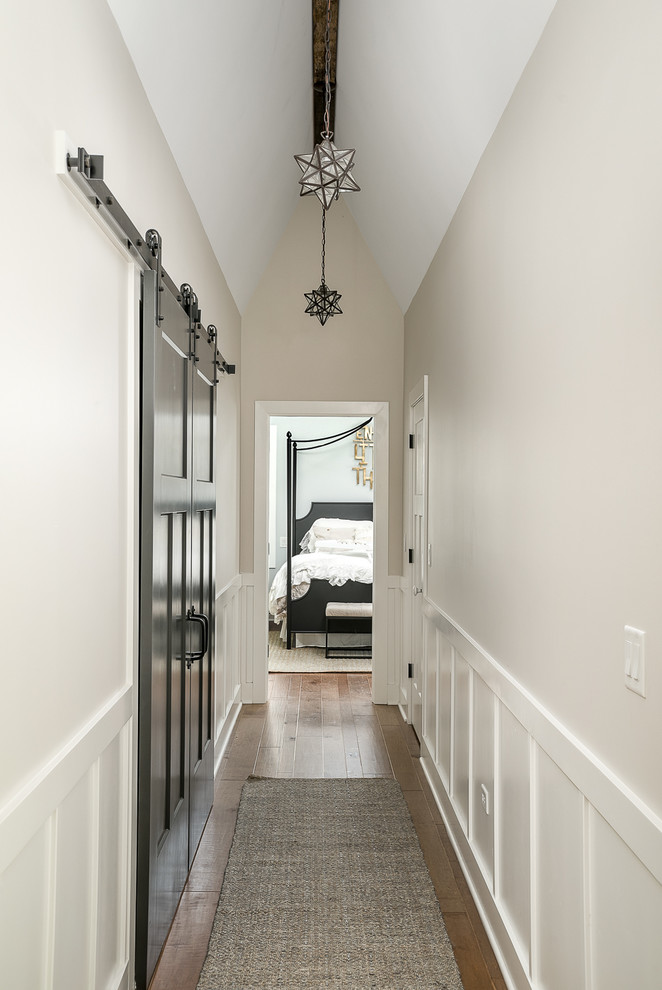 Свежая идея для дизайна: коридор: освещение в стиле кантри с белыми стенами и коричневым полом - отличное фото интерьера