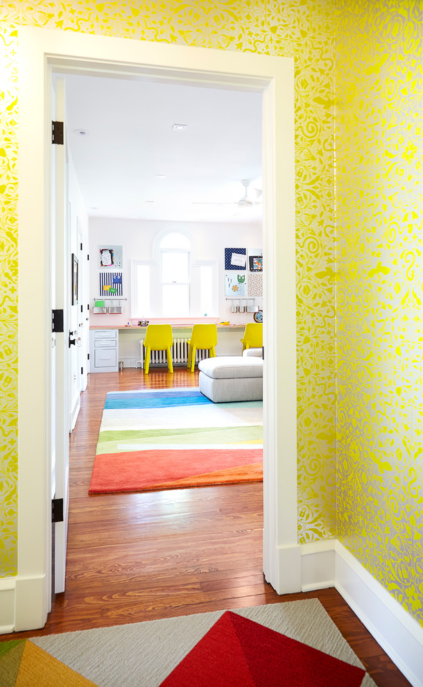 Idées déco pour un couloir moderne de taille moyenne avec un mur jaune, un sol en bois brun et un sol marron.