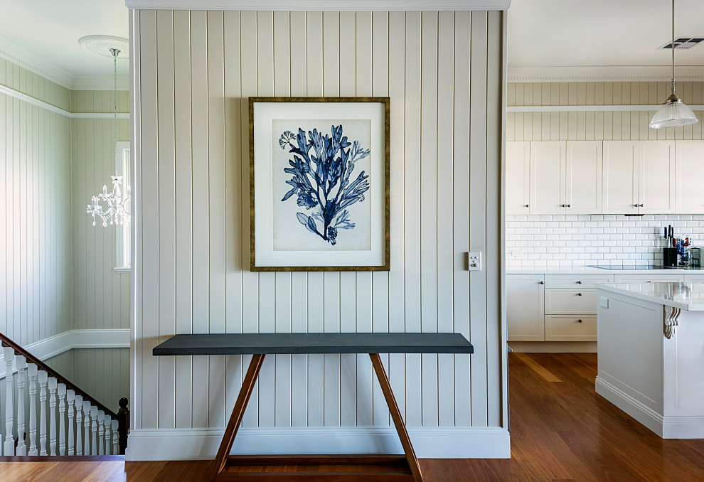 Источник вдохновения для домашнего уюта: коридор среднего размера в стиле фьюжн с белыми стенами, светлым паркетным полом и оранжевым полом