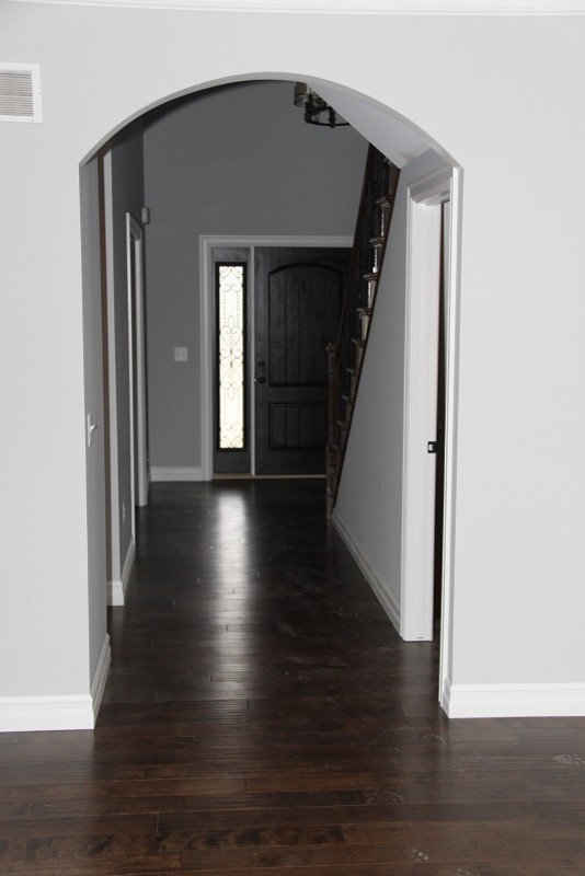 Foto di un ingresso o corridoio stile americano di medie dimensioni con pareti grigie e parquet scuro