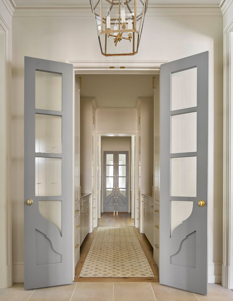 Modelo de recibidores y pasillos tradicionales renovados de tamaño medio con paredes blancas y suelo de madera en tonos medios