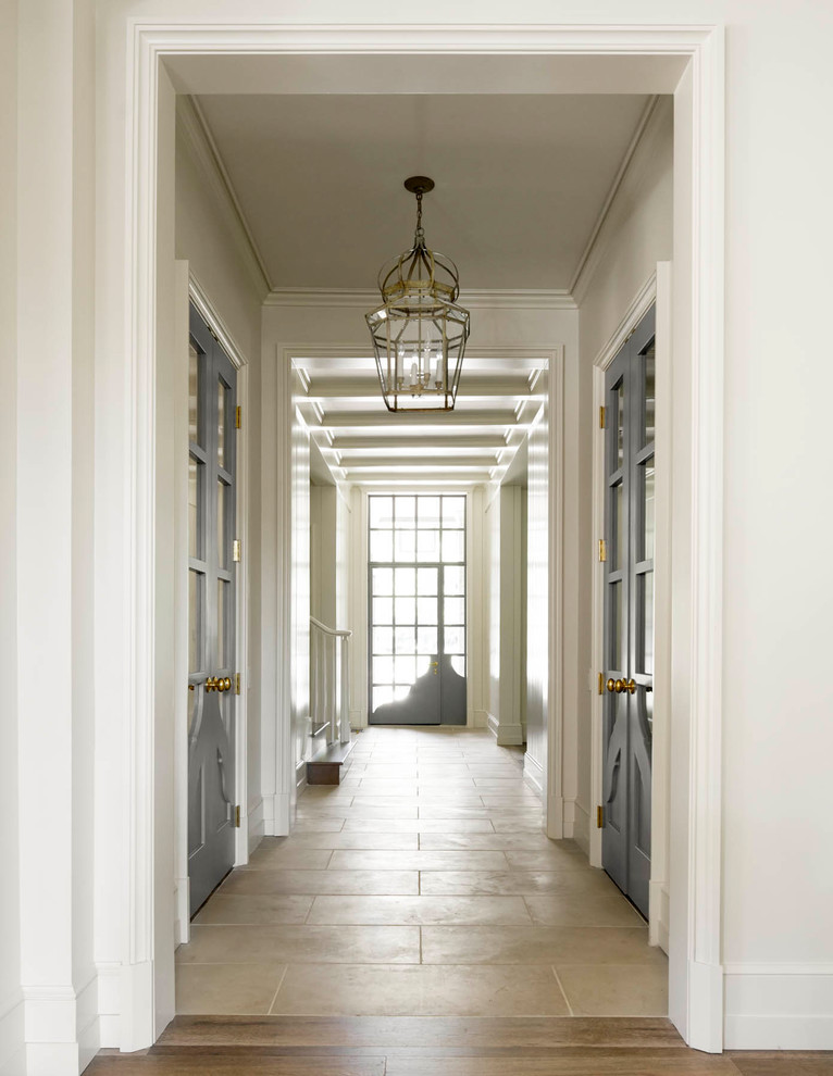 На фото: коридор среднего размера в стиле неоклассика (современная классика) с белыми стенами и паркетным полом среднего тона
