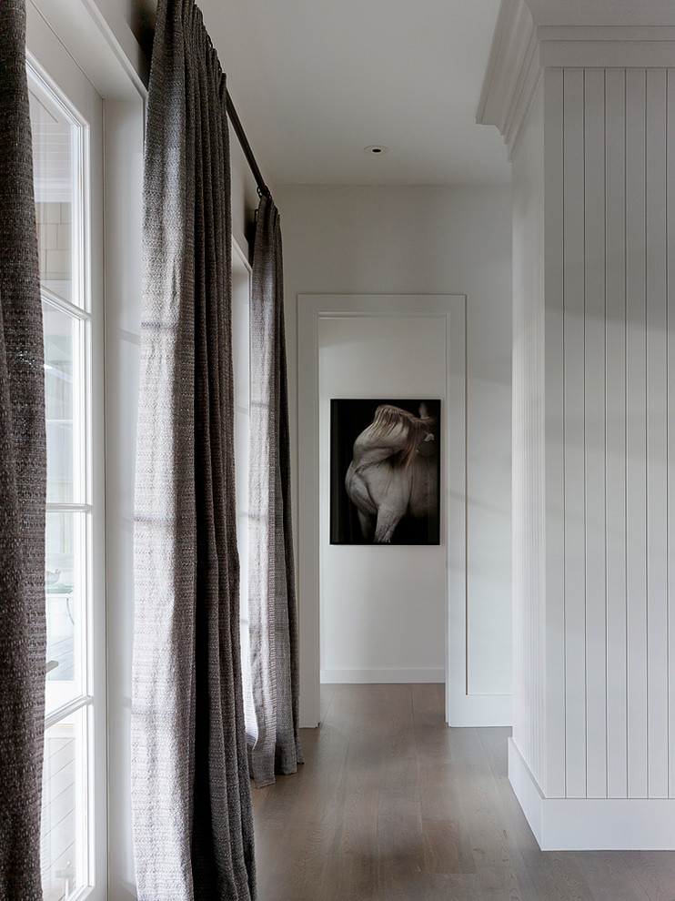На фото: коридор среднего размера в стиле неоклассика (современная классика) с белыми стенами с